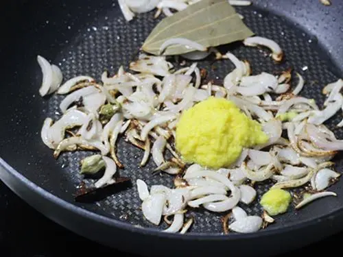 frying ginger garlic paste for carrot rice 