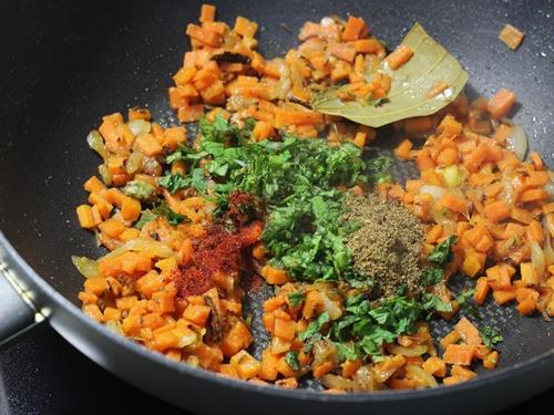 using spice powders for carrot rice