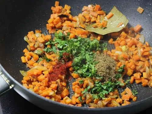 using spice powders for carrot rice 
