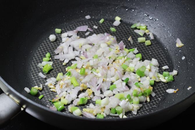 aggiunta di cipolle alla padella