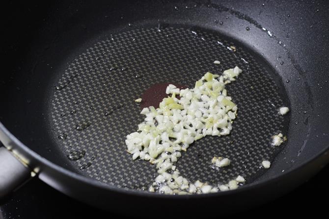 frying garlic ginger in oil