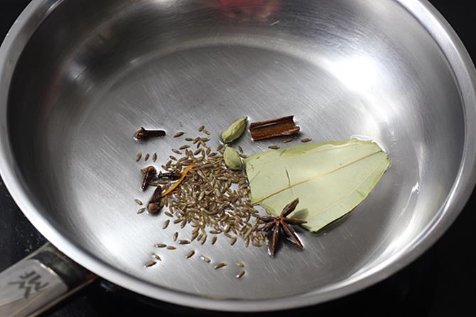 saute spices in oil for egg kurma recipe