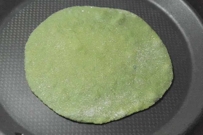 bubbles on flattened bread for spinach paratha recipe