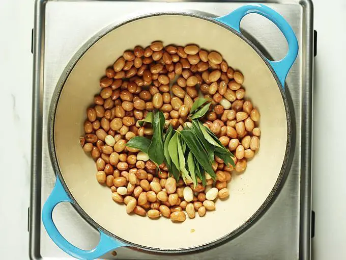 frying curry leaves to make groundnut chutney