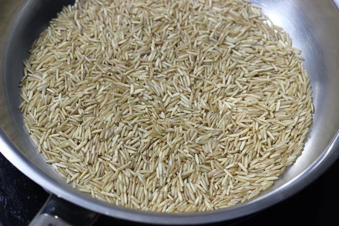 roasting dried rice on tawa to make baby rice cereal recipe 3