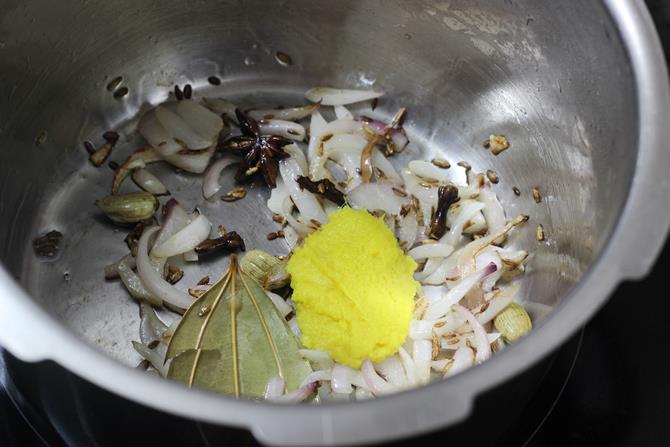 sauteing ginger garlic paste for chana dal pulao recipe