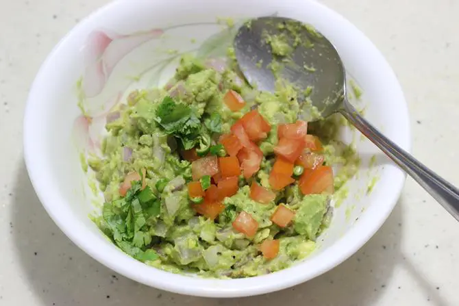 addition of chopped tomatoes for guacamole sandwich recipe