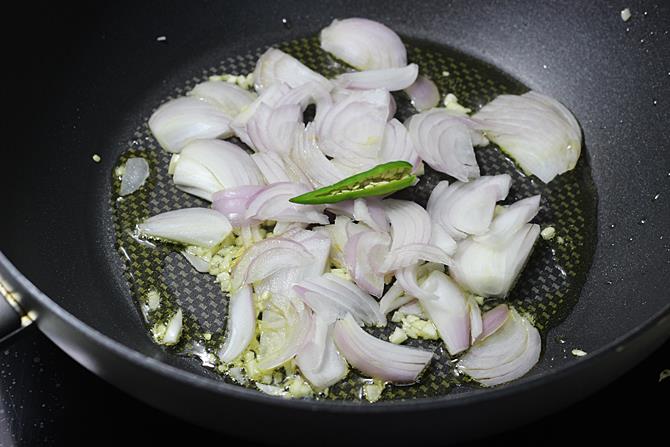 frying onions in oil to make sweet corn rice recipe 2