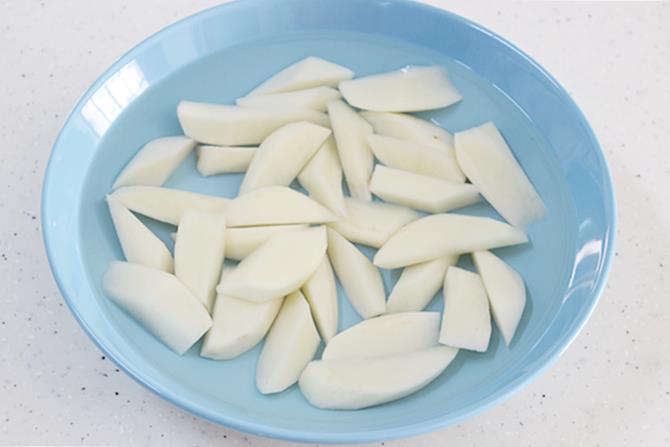 soaking and parboiling aloo