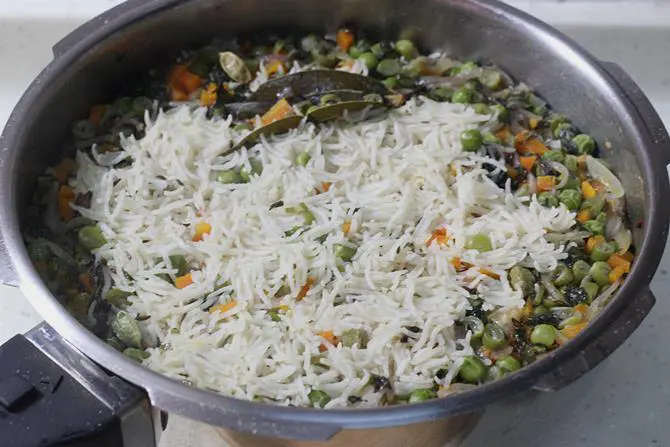 cooked vegetable pulav in pressure cooker