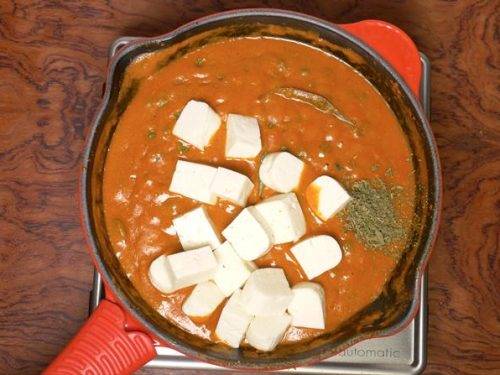 adding paneer chilli kasuri methi