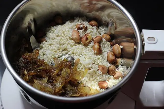 blending roasted peanuts coconut to make mirchi ka salan recipe