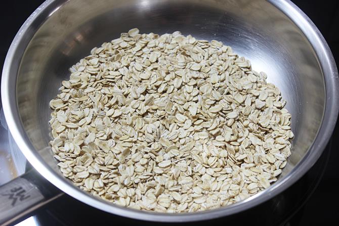 roasting rolled oats to make oats chivda recipe