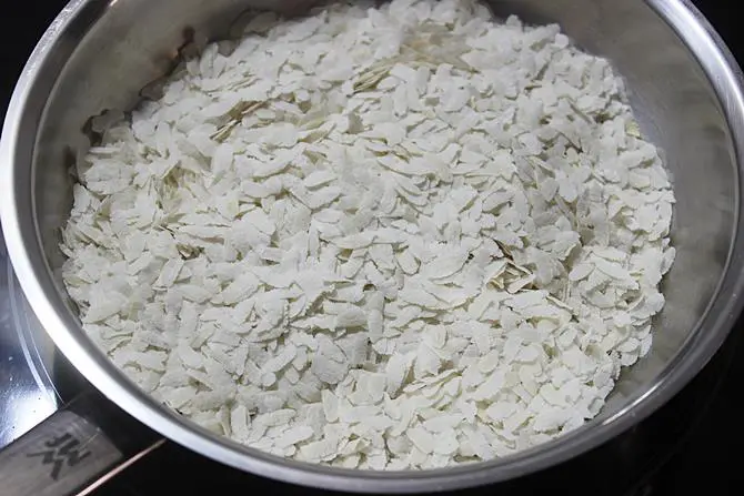 roasting beaten rice to make oats chivda recipe