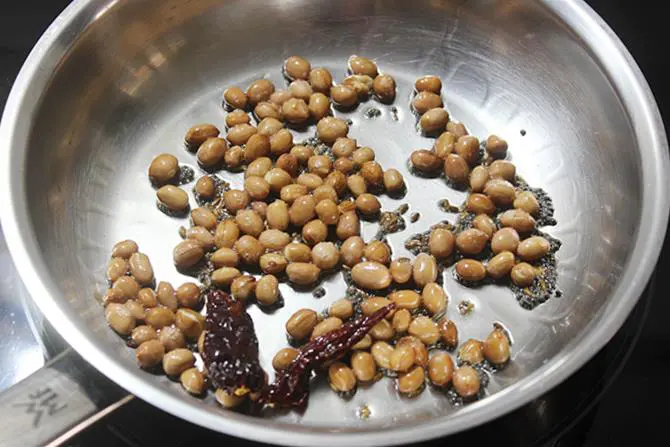 fry peanuts in oil to make oats mixture