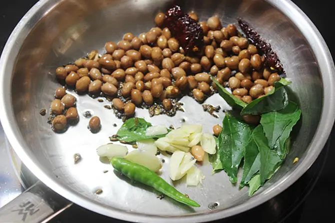 frying curry leaves garlic to make oats chivda recipe 06