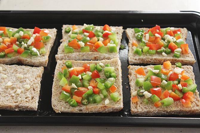 preparing pepper for capsicum cheese toast