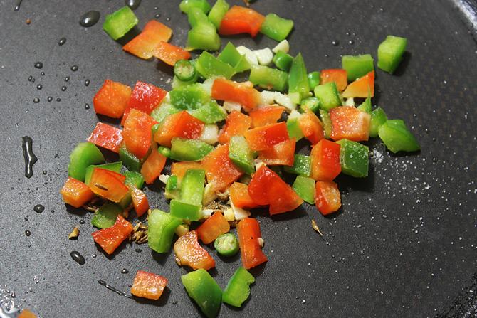 toasting capsicum for cheese toast