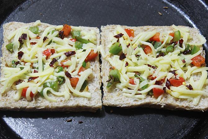grilling on tawa capsicum cheese toast
