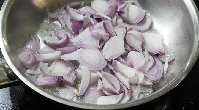 sliced onions