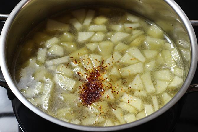 boiling saffron for fruit sheera