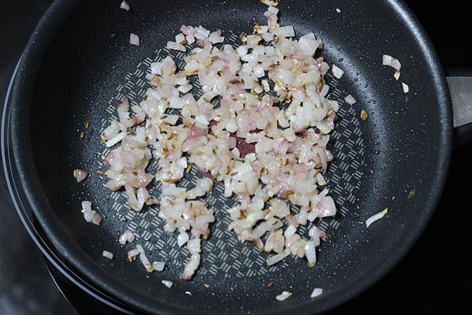sauteing onions for garlic paneer recipe