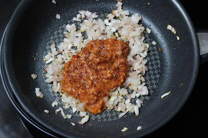 addition of sauce for garlic paneer