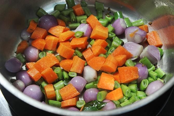 Gemüse im Idli-Sambar-Rezept sautieren