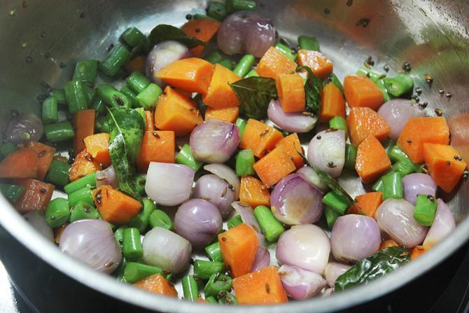 wortelen sjalotten in Zuid-Indiase tiffin idli sambar