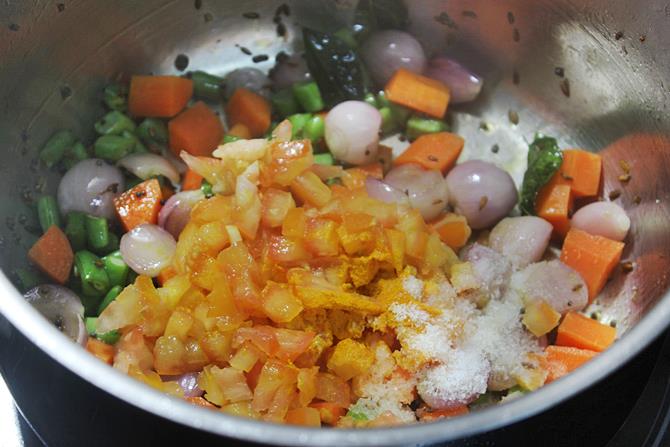 Zugabe von pürierten Tomaten in idli sambar Rezept