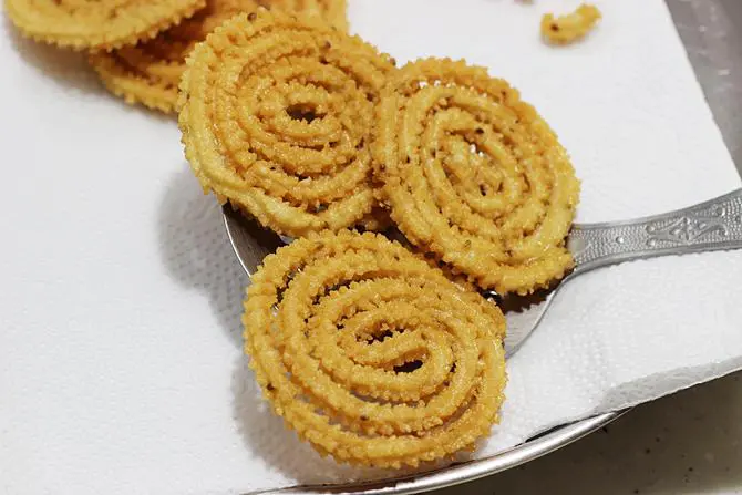 Drain the murukku on a kitchen tissue