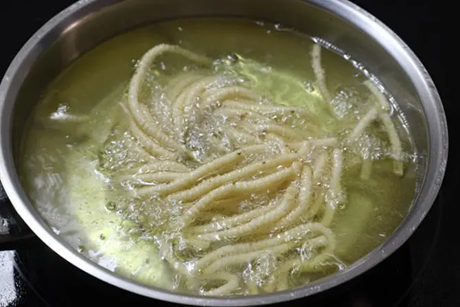 frying jantikalu in hot oil