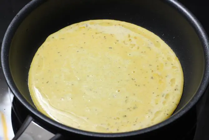 pour the egg mixture to make oats egg omelette