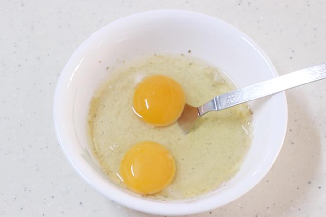 Break 2 eggs to the bowl