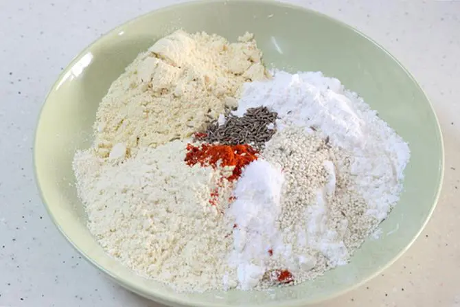 sieve flour for ribbon pakoda recipe