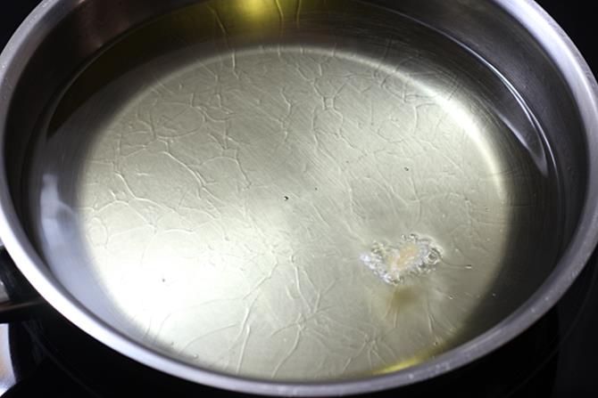 frying ribbon pakoda in hot oil