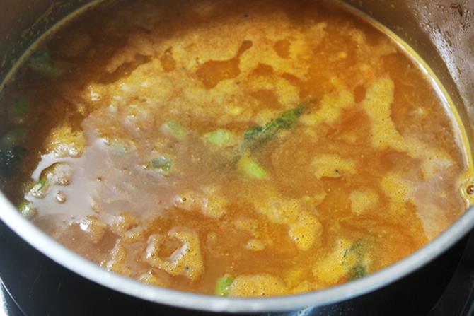 aggiunta di acqua jaggery per ricetta tiffin sambar