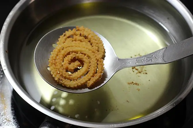 dropping butter murukku in hot oil