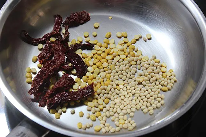 roasting dal for curry leaves powder