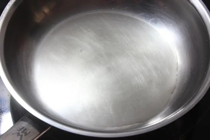 heating oil to make curry leaves powder