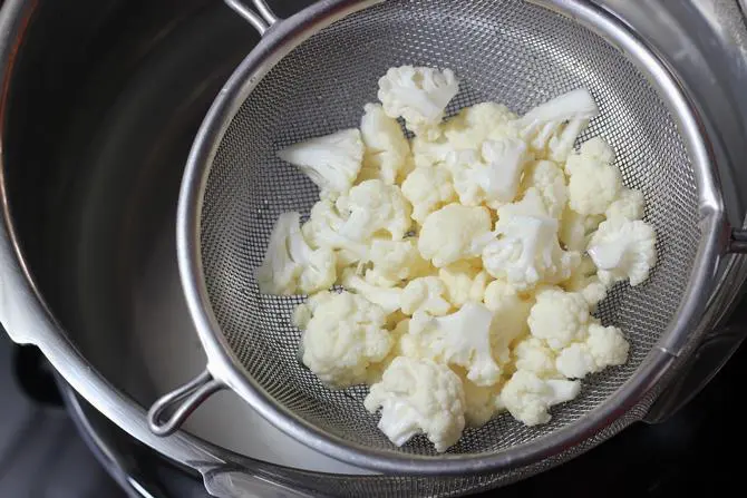 blending onion cashews in navratan korma recipe