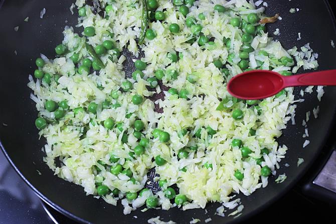 adding vinegar to make cabbage fried rice
