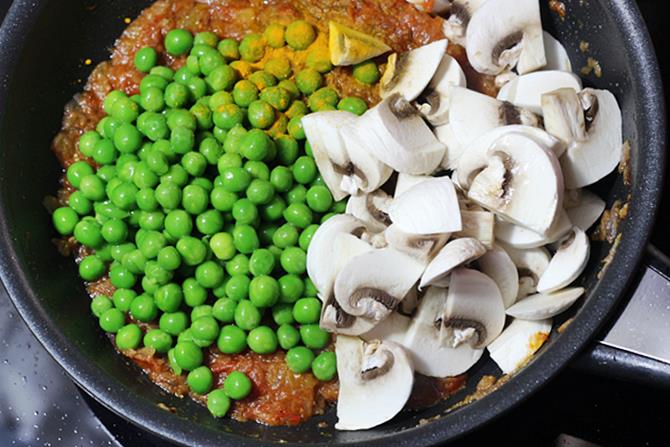 addition of peas to make mushroom curry