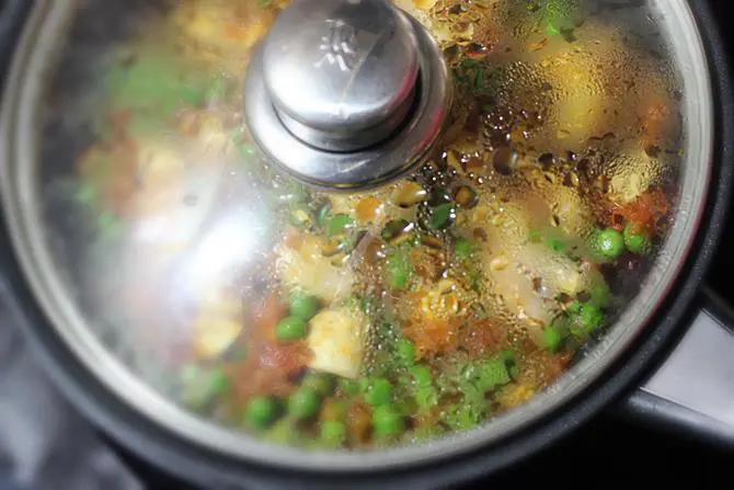 slow cooking peas mushroom curry