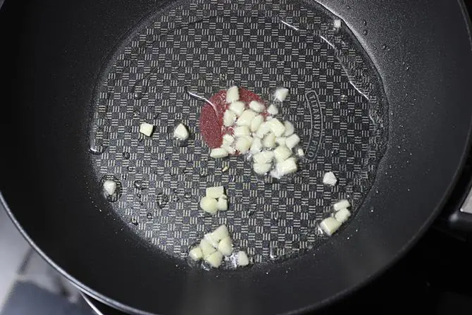 sauteing garlic for mushroom fried rice recipe