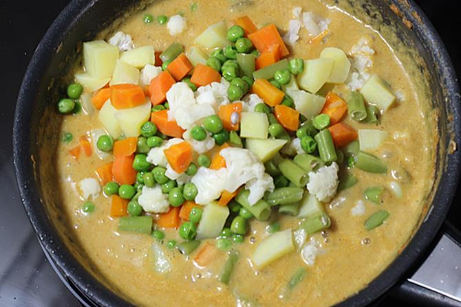 making gravy for navratan korma recipe