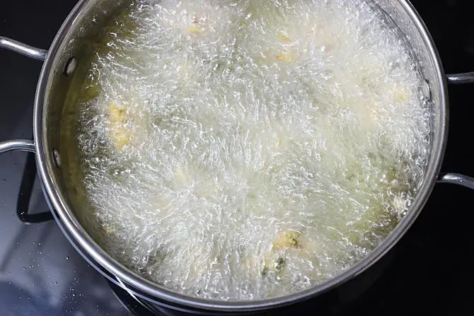 frying cauliflower pakoda in oil