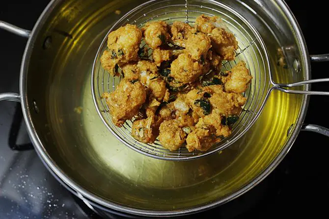 golden fried cauliflower pakoda