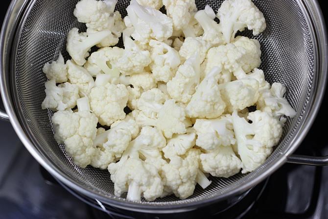 drain gobi in colander for gobi pakora