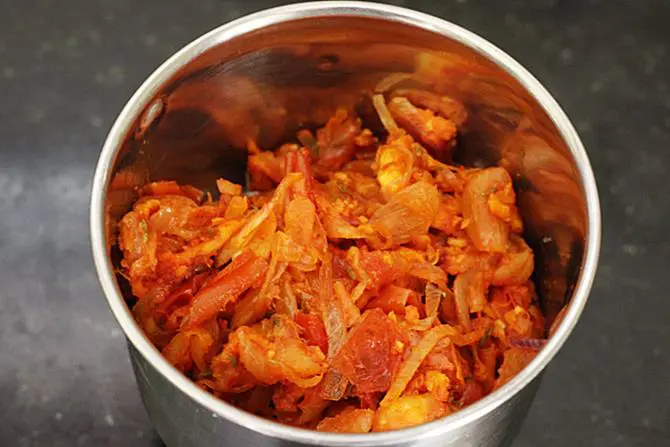 making spice paste